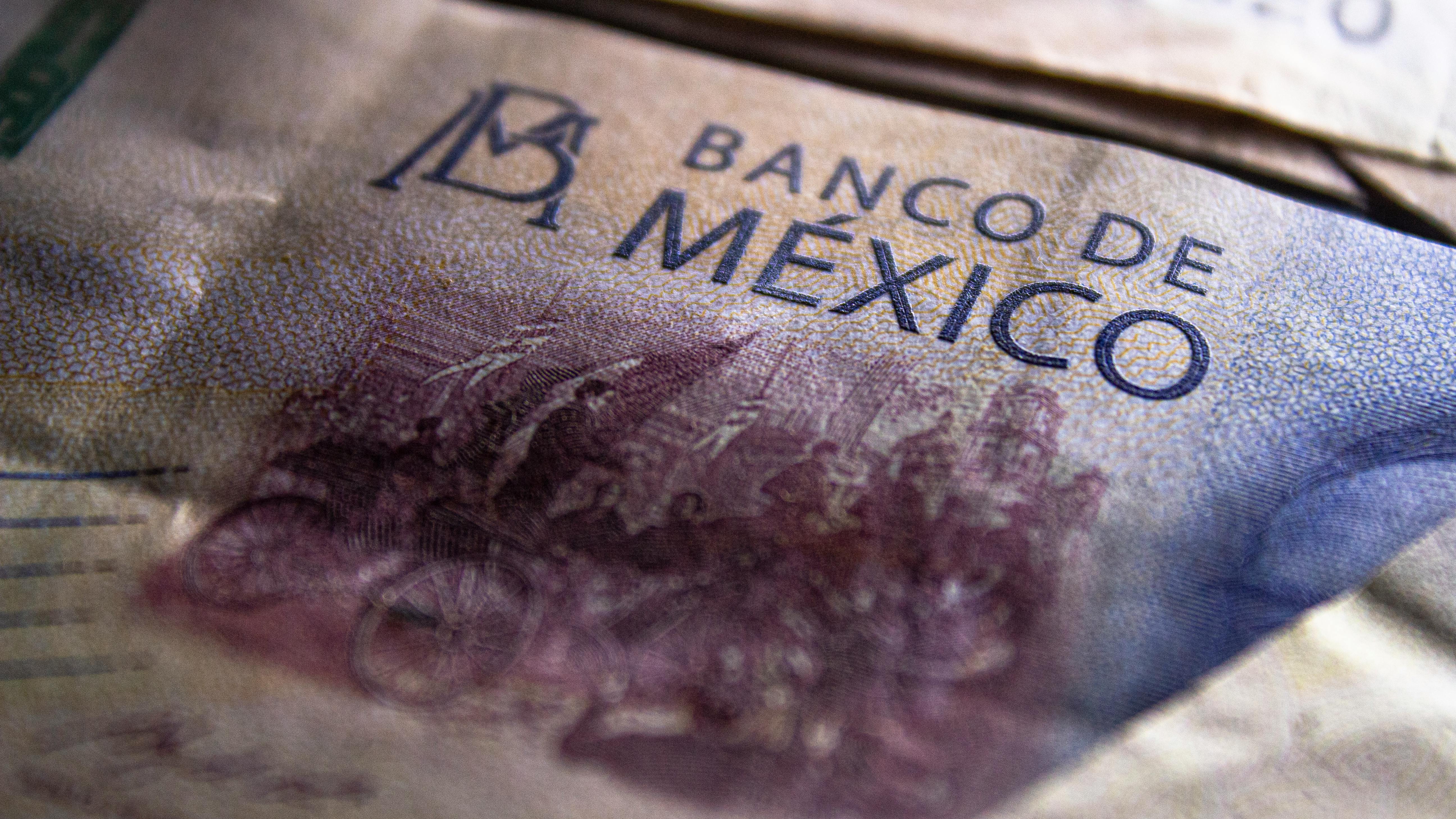 Detailed view of a Mexican peso banknote featuring Banco de México text