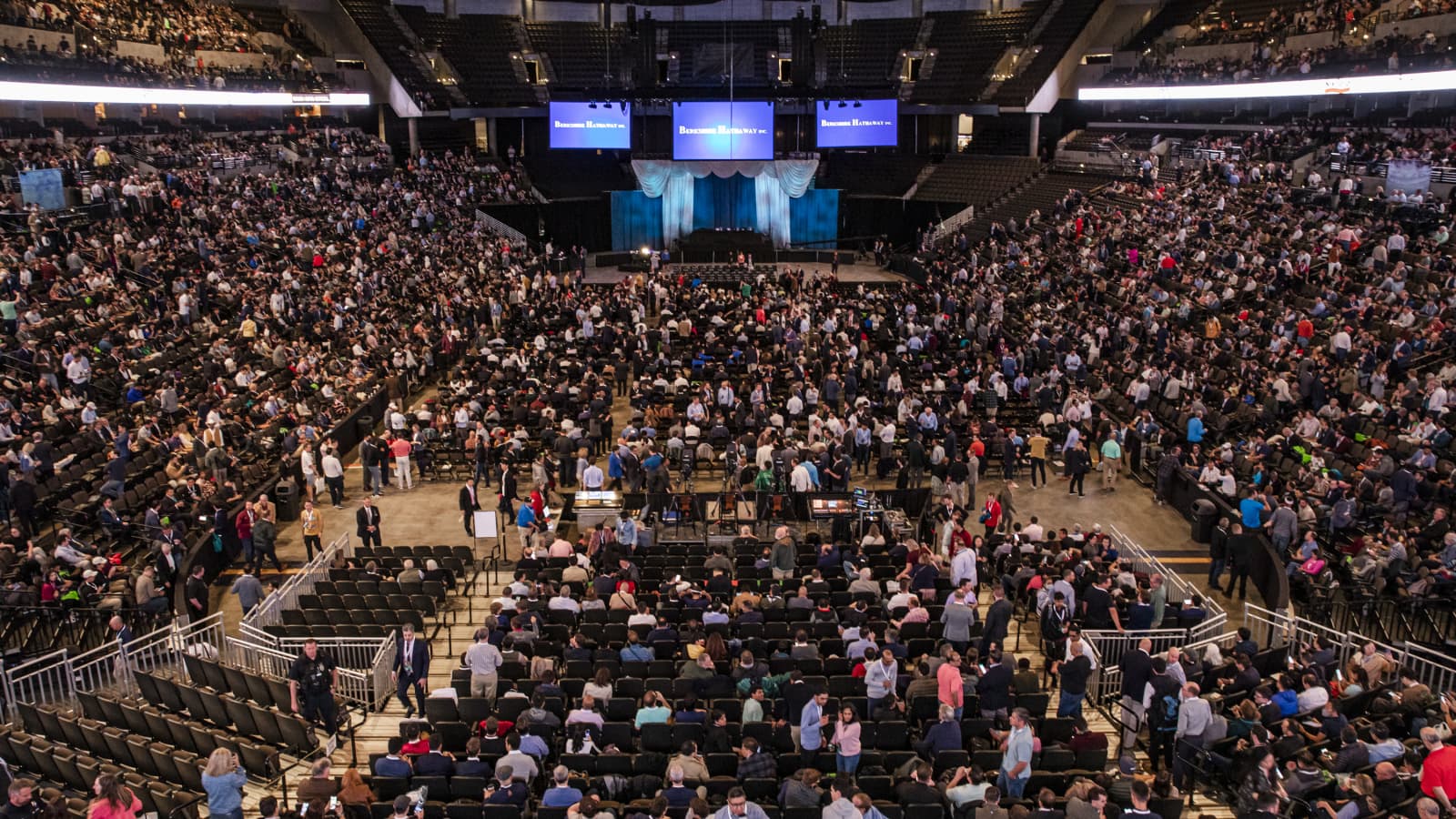 Berkshire Hathaway annual meeting shareholders in Omaha