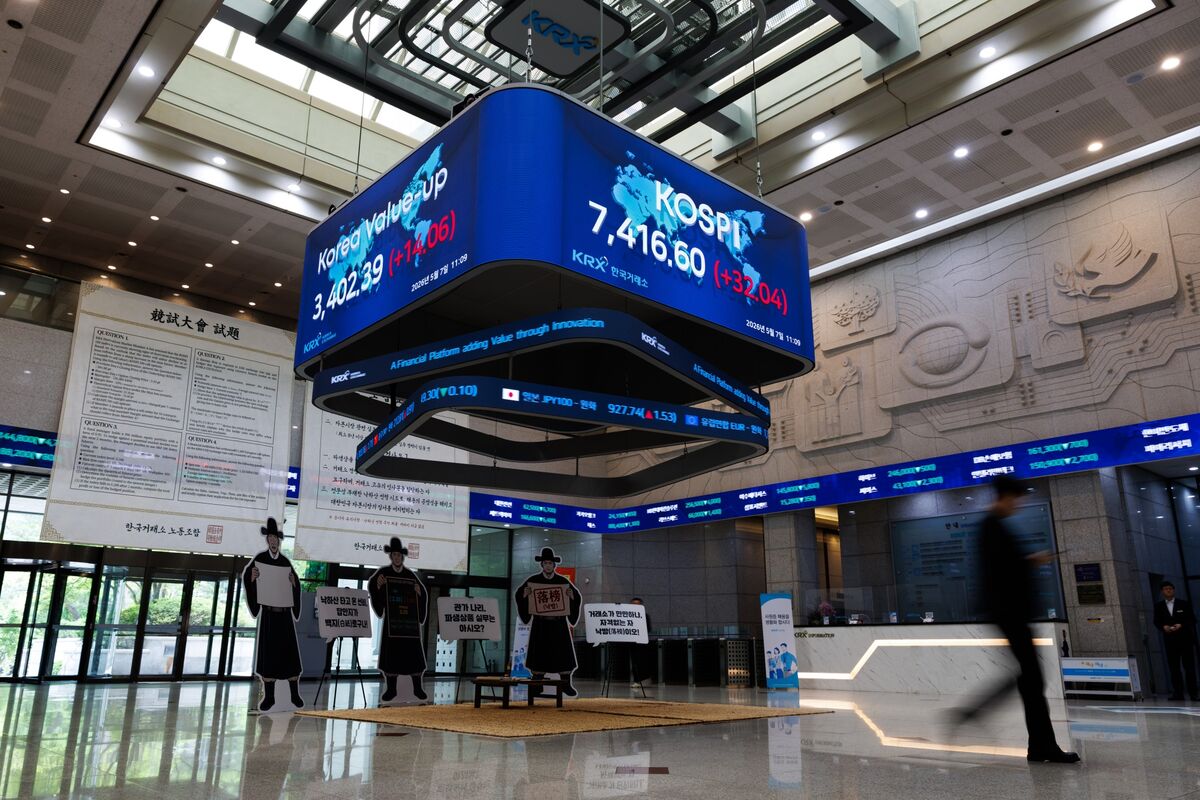 Korean stocks jump as Samsung reaches tentative deal with union — Kospi trading floor
