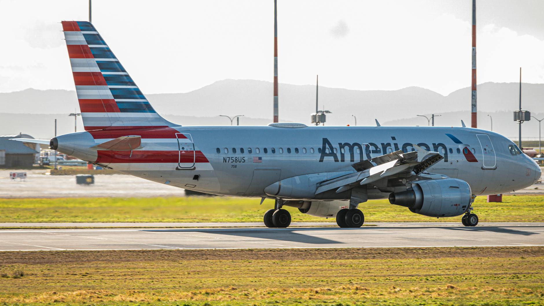 American Airlines aircraft in flight, illustrating the fleet-scale connectivity rollout behind the Starlink deal.