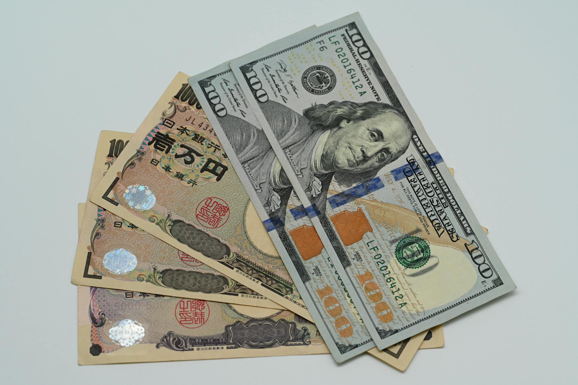 US dollar and Japanese yen banknotes illustrating foreign-exchange carry trade risk