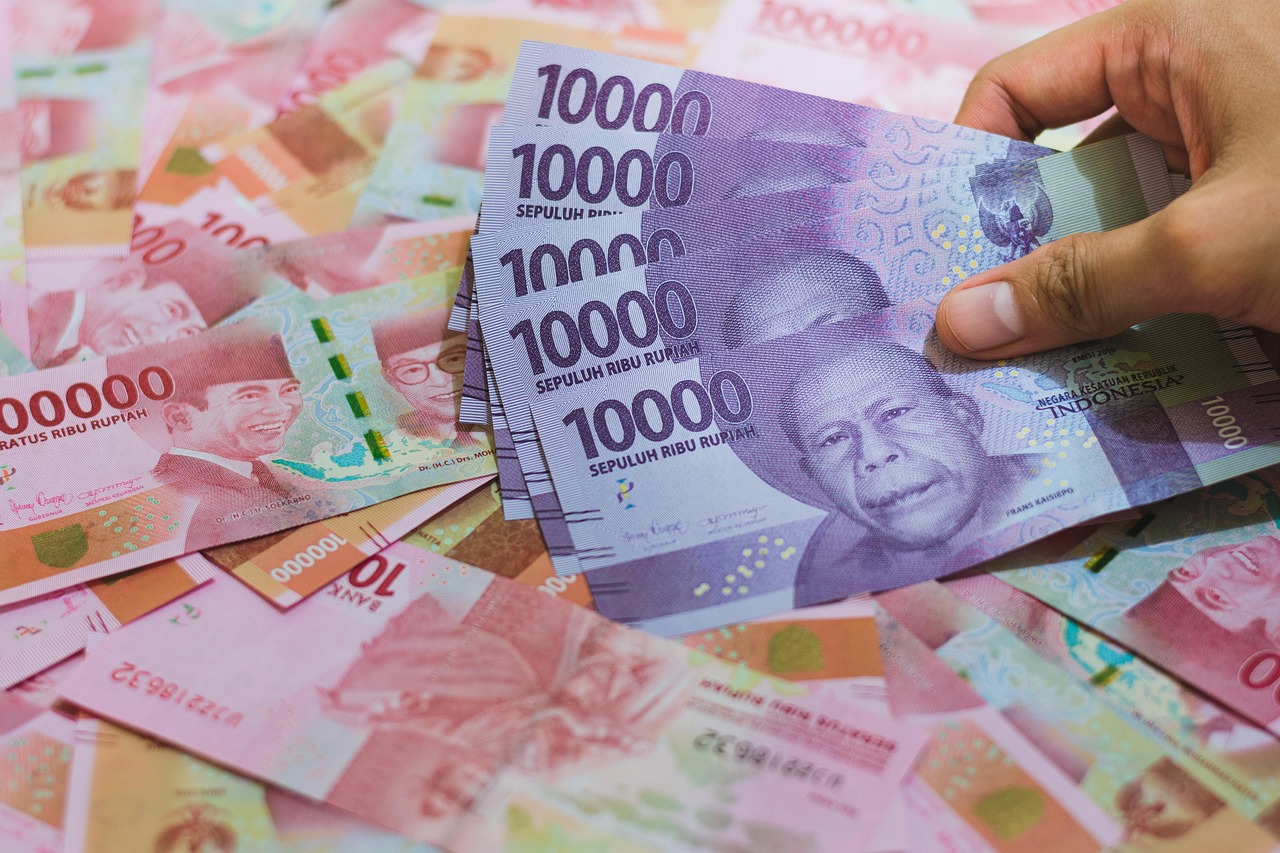 Indonesian rupiah banknotes representing currency pressure and capital outflows