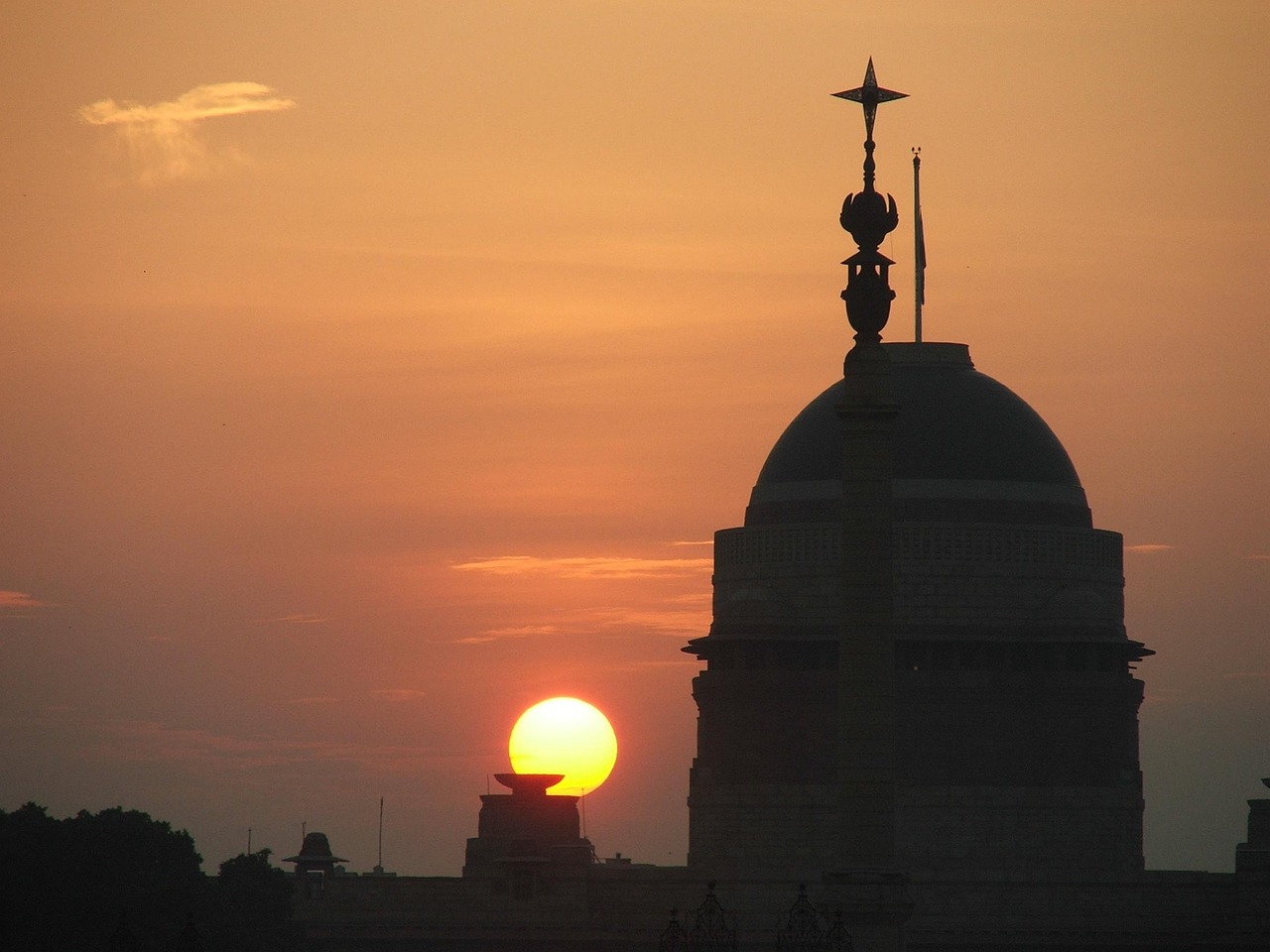 Rashtrapati Bhavan in New Delhi at sunset, reflecting India’s fiscal-policy backdrop