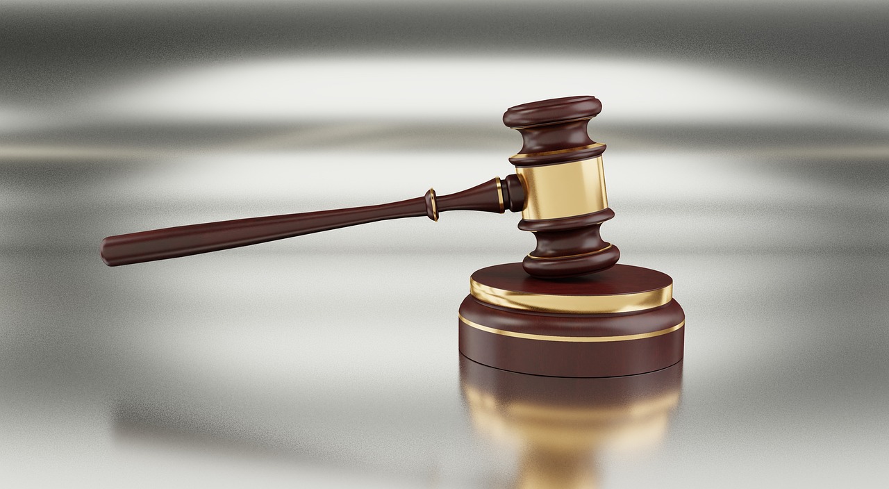 Judge's gavel representing the federal court ruling in the Fed investigation dispute