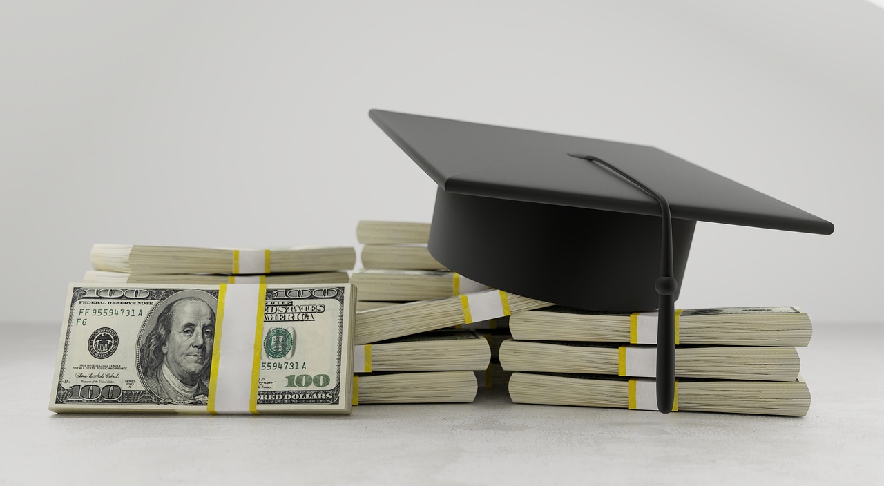 Graduation cap and money visualizing student-loan repayment choices