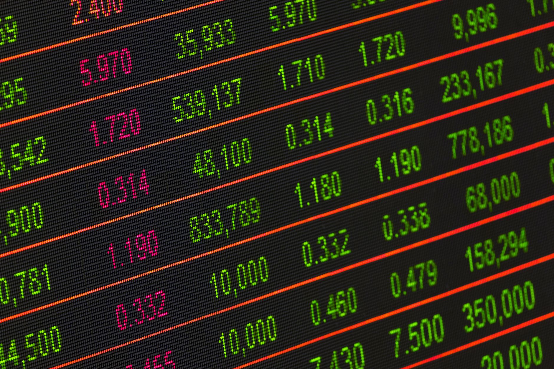 Stock market display illustrating volatility in SpaceX shares after the IPO